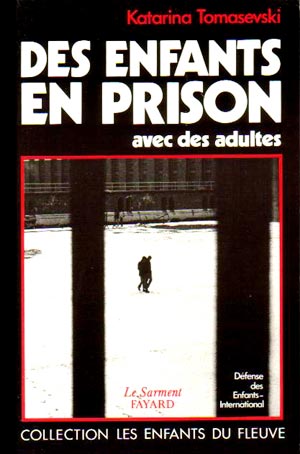 Des enfants en prison avec des adultes